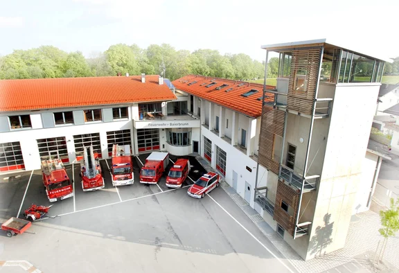 Gerätehaus mit Fuhrpark im Jahr 2012